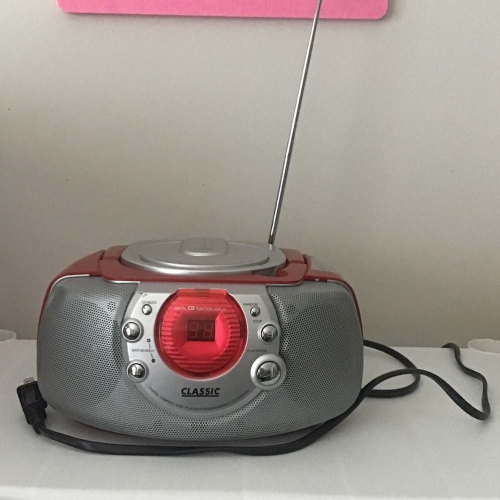 Vintage 90’s cd player with radio electric or battery